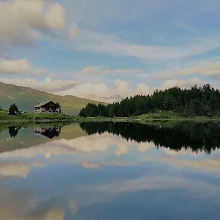 Rifugio Al Lago Del Mortirolo In Inverno Raggiungibile Solo A Piedi Monno Buitenkant foto