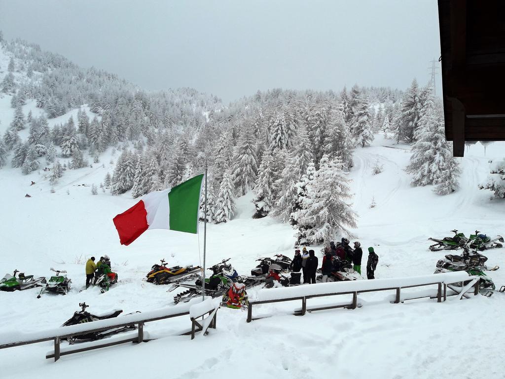 Rifugio Al Lago Del Mortirolo In Inverno Raggiungibile Solo A Piedi Monno Buitenkant foto