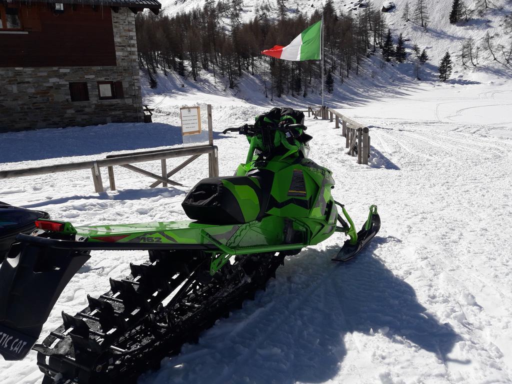 Rifugio Al Lago Del Mortirolo In Inverno Raggiungibile Solo A Piedi Monno Buitenkant foto