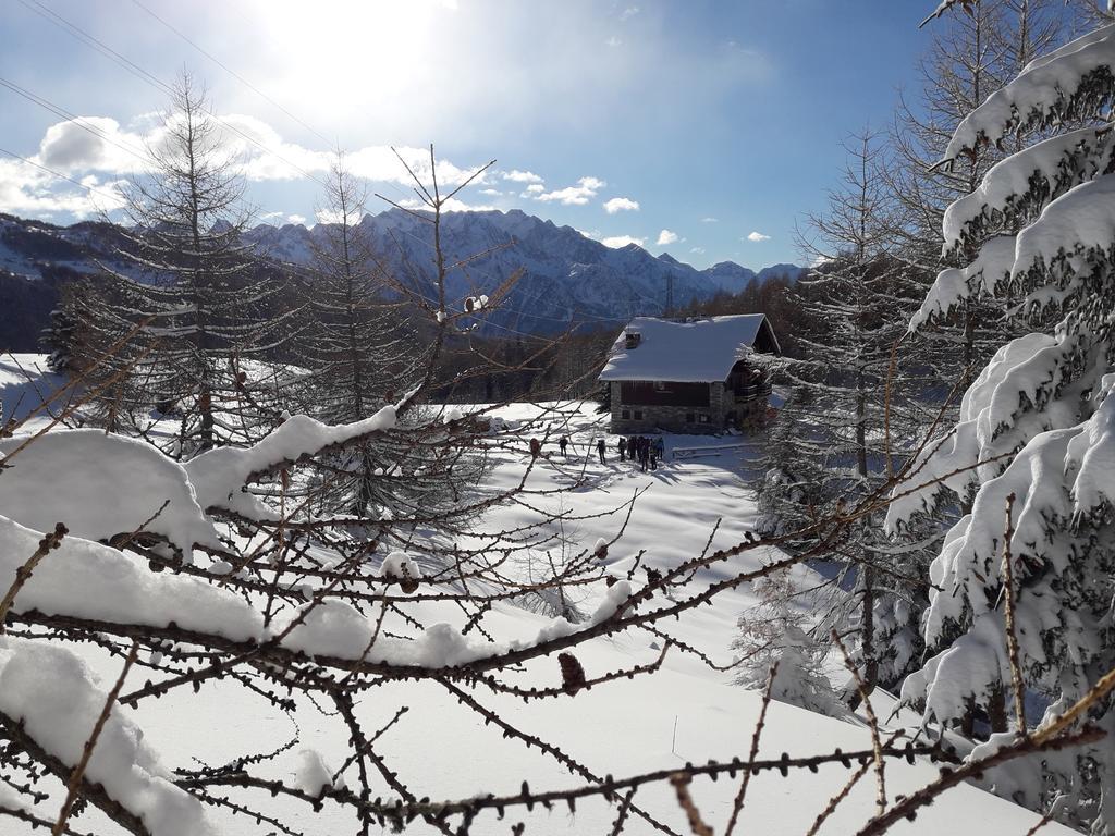 Rifugio Al Lago Del Mortirolo In Inverno Raggiungibile Solo A Piedi Monno Buitenkant foto