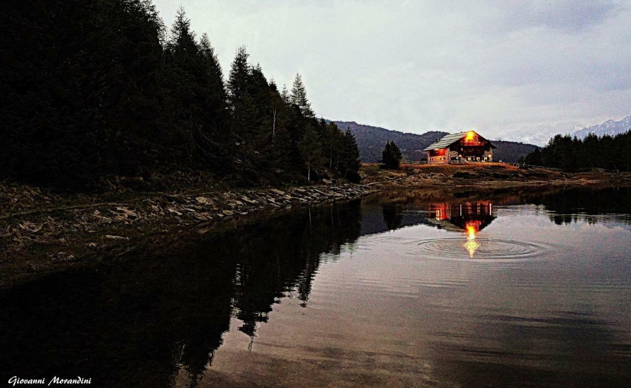 Rifugio Al Lago Del Mortirolo In Inverno Raggiungibile Solo A Piedi Monno Buitenkant foto