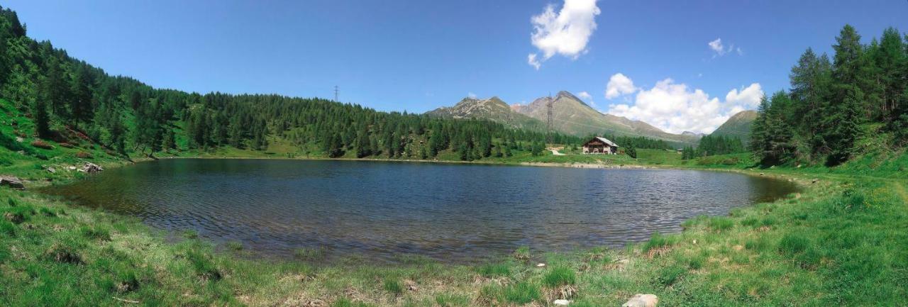 Rifugio Al Lago Del Mortirolo In Inverno Raggiungibile Solo A Piedi Monno Buitenkant foto